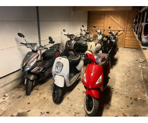 Partij opknap scooters met werk 9 stuks 1250 euro 